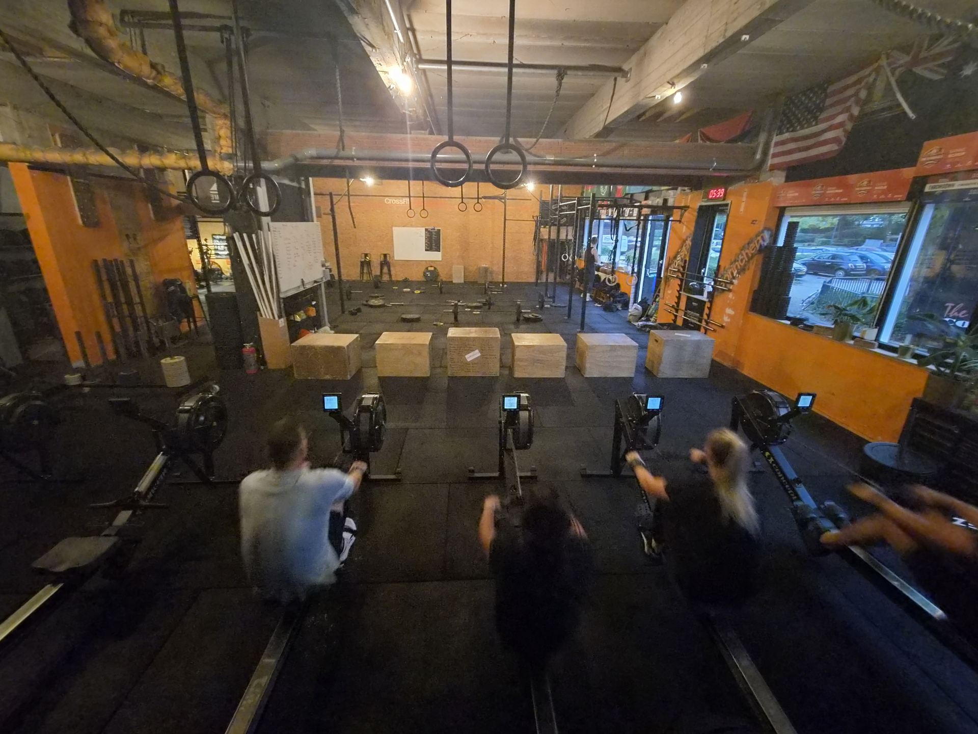 Overzicht van de trainingsruimte van CrossFit Gorinchem met roeiers, rigs en ringen
