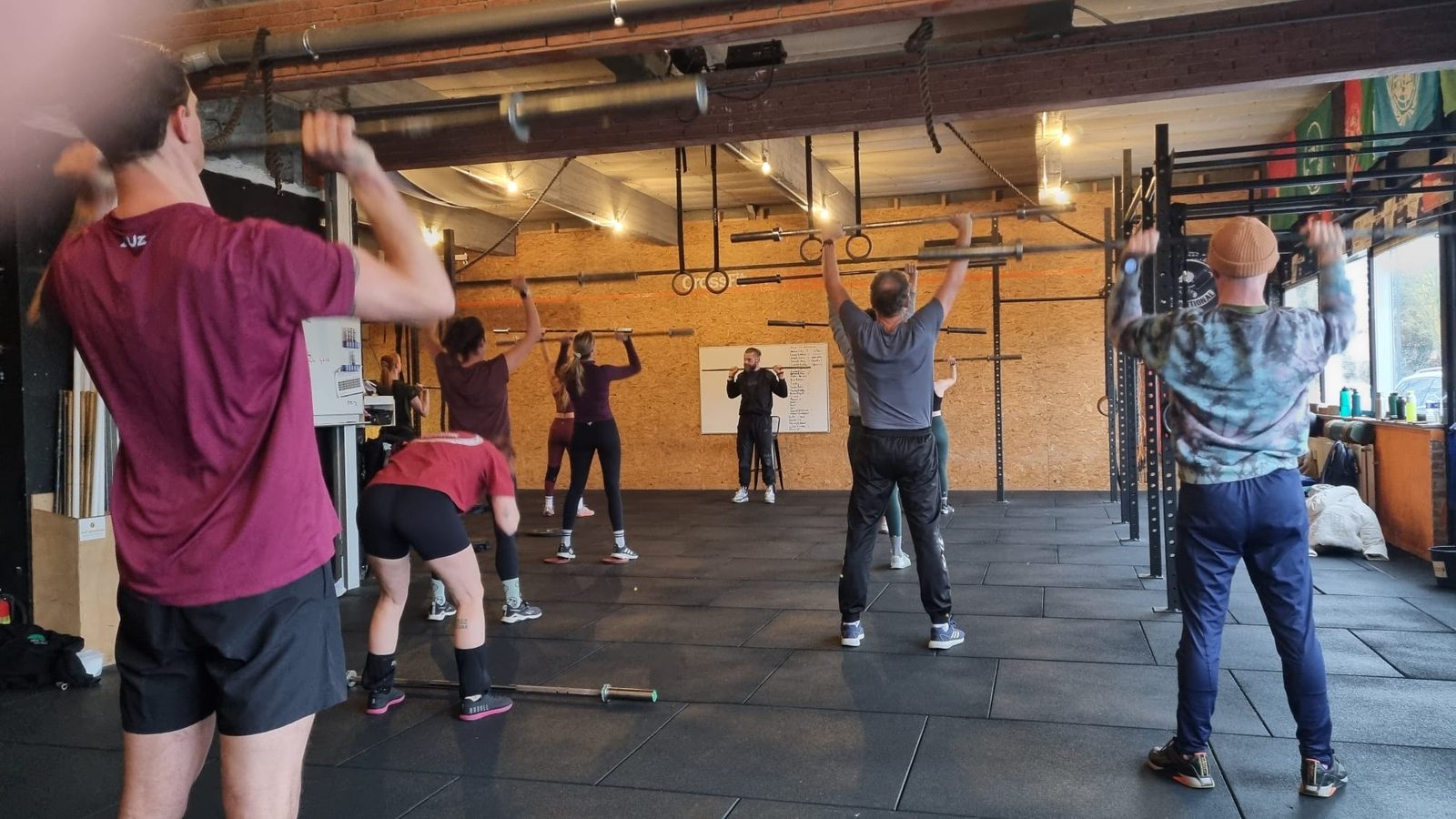 Coach DJ begeleidt een CrossFit-les bij CrossFit Gorinchem</picture>