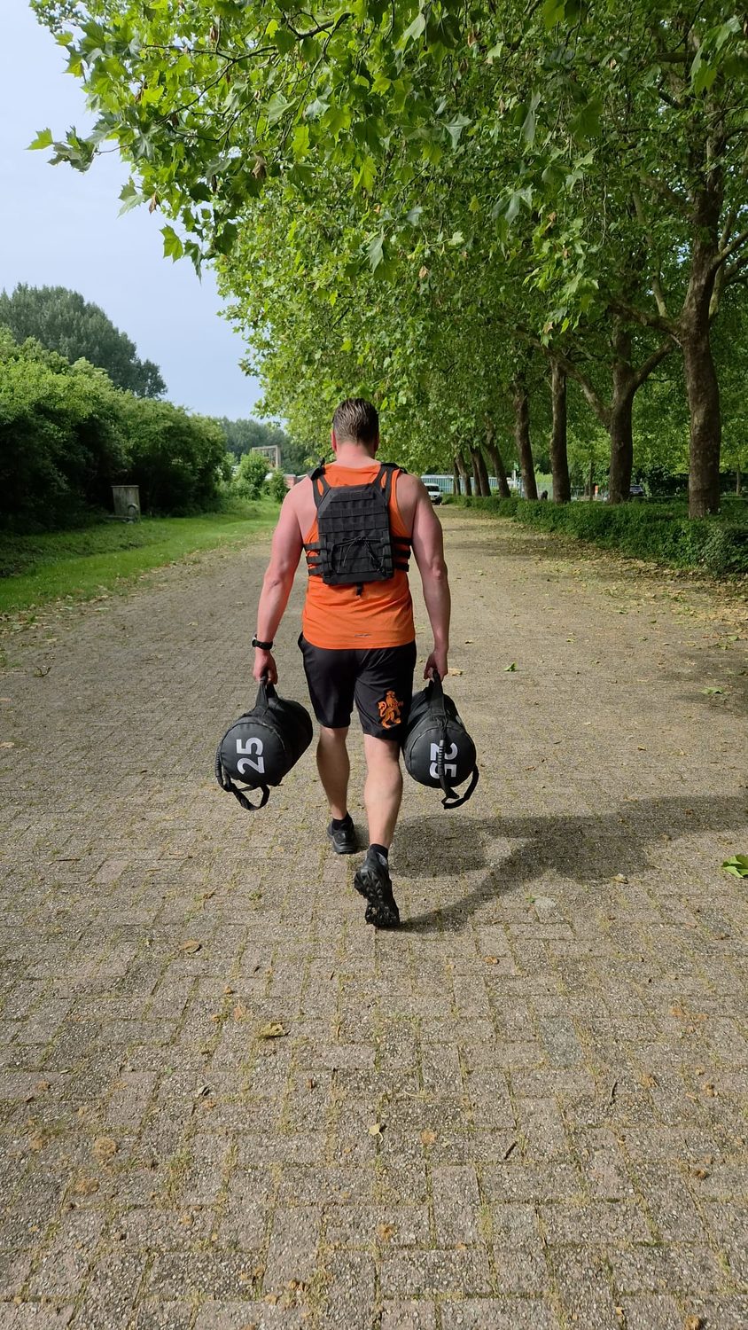 Functionele buitentraining met farmers carry bij CrossFit Gorinchem</picture>