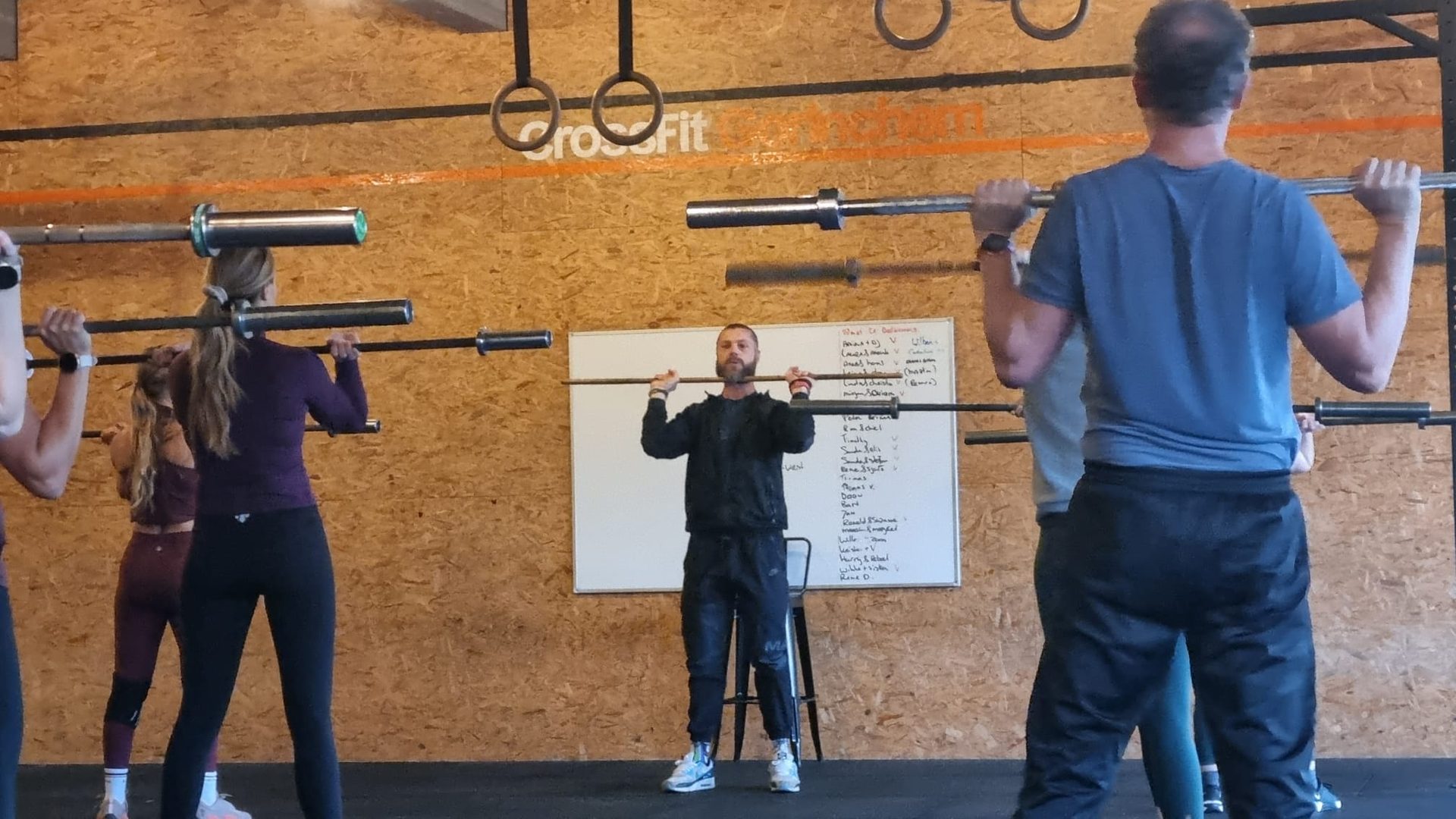 Groepstraining bij CrossFit Gorinchem met barbells en coach DJ