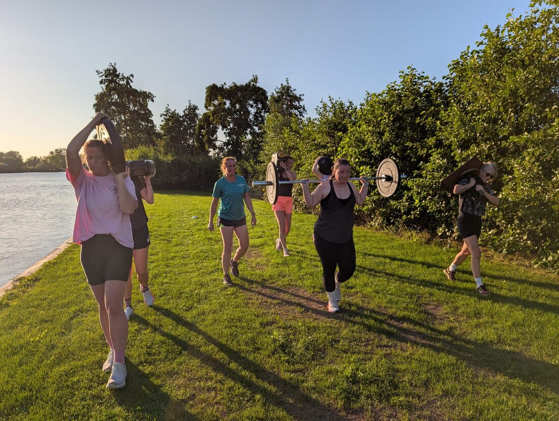 Bootcamp Hoornaar: carry-oefening in het gras bij Natuurbad De Donk